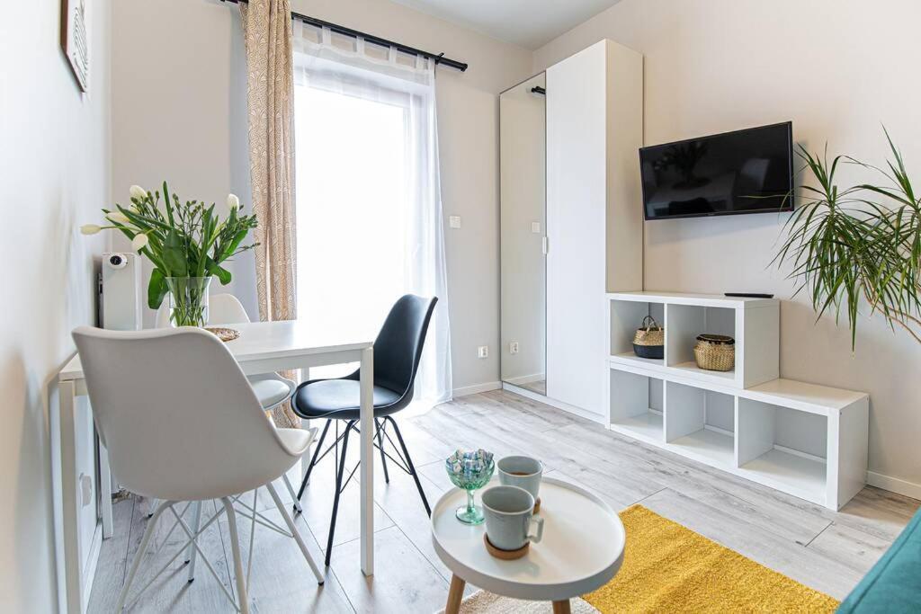 Apartament With Garden Bezplatny Parking !!! Krakow Luaran gambar